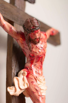 58cm Flagelo - Crucifixo Realista com Base